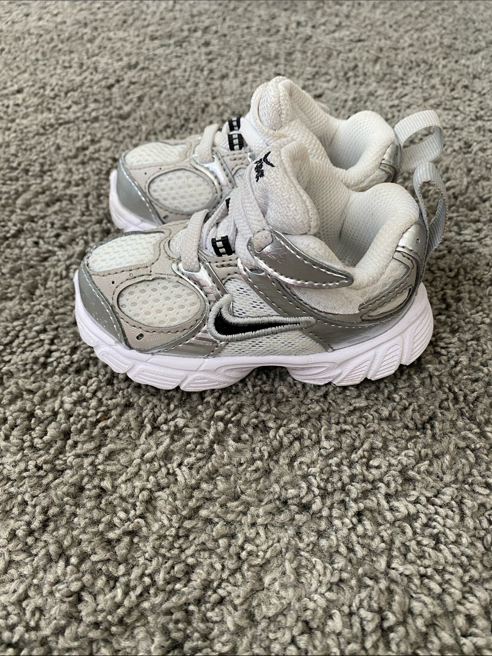 Nike baby toddler size 4c White & Silver/Gray Low-Top Sneakers